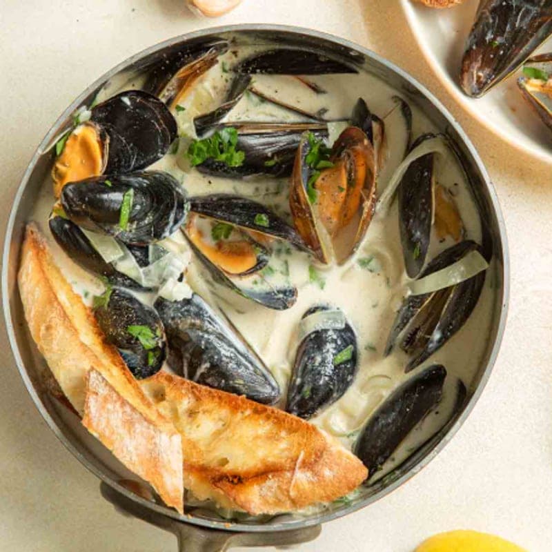 Mussels in white sauce at Petite Violette